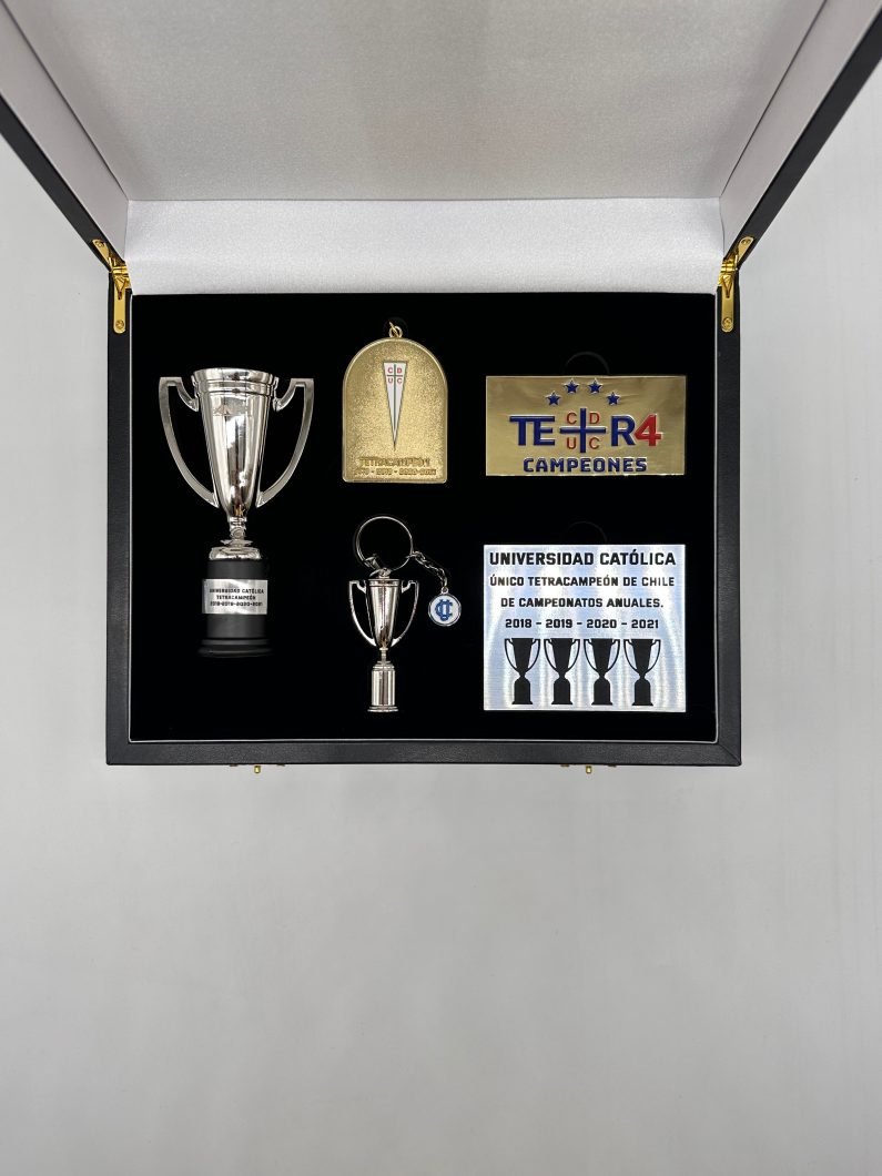 Kit Premium Tetracampeonato Universidad Cat??lica 2018-2021