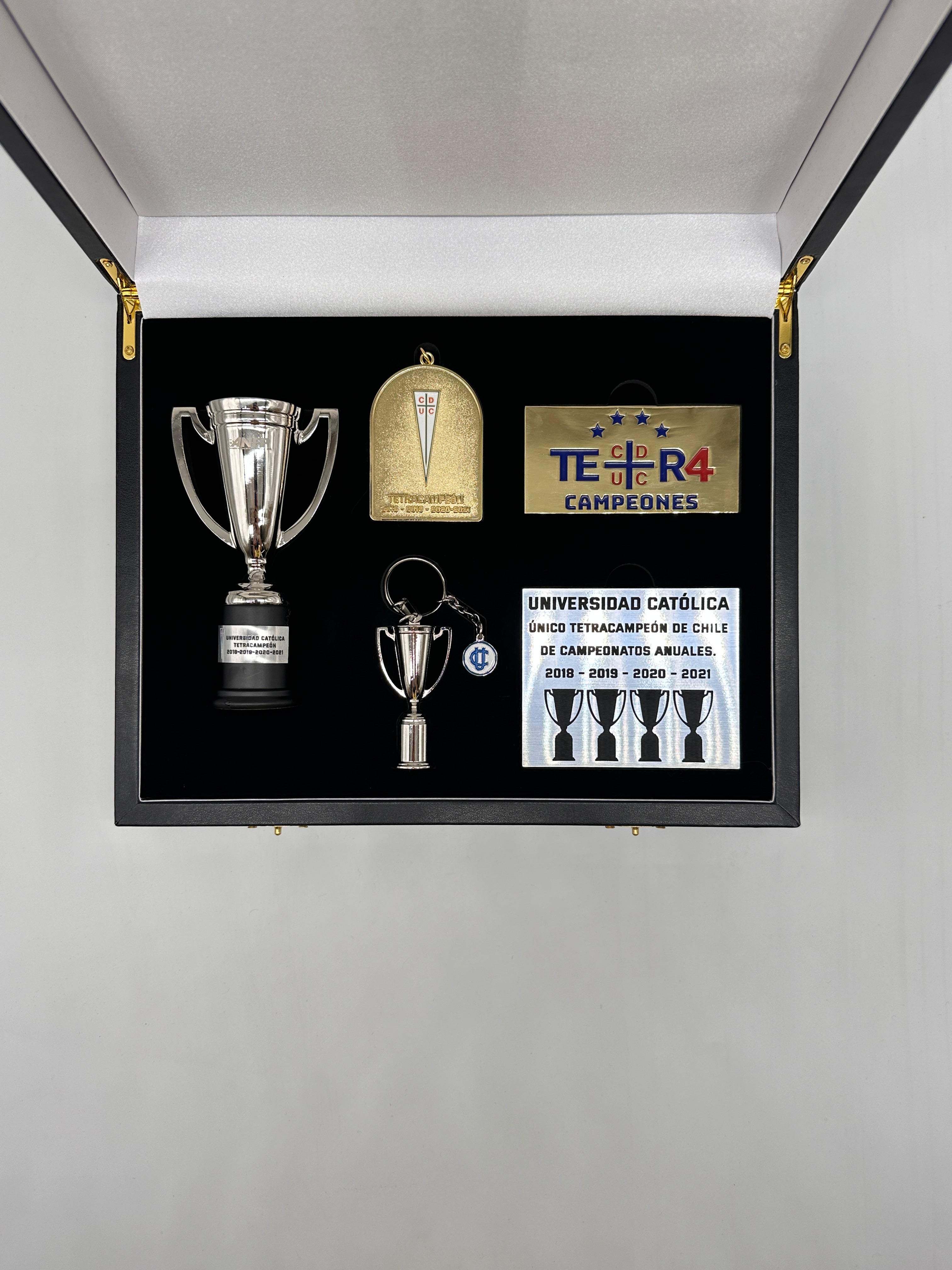 Kit Premium Tetracampeonato Universidad Cat??lica 2018-2021