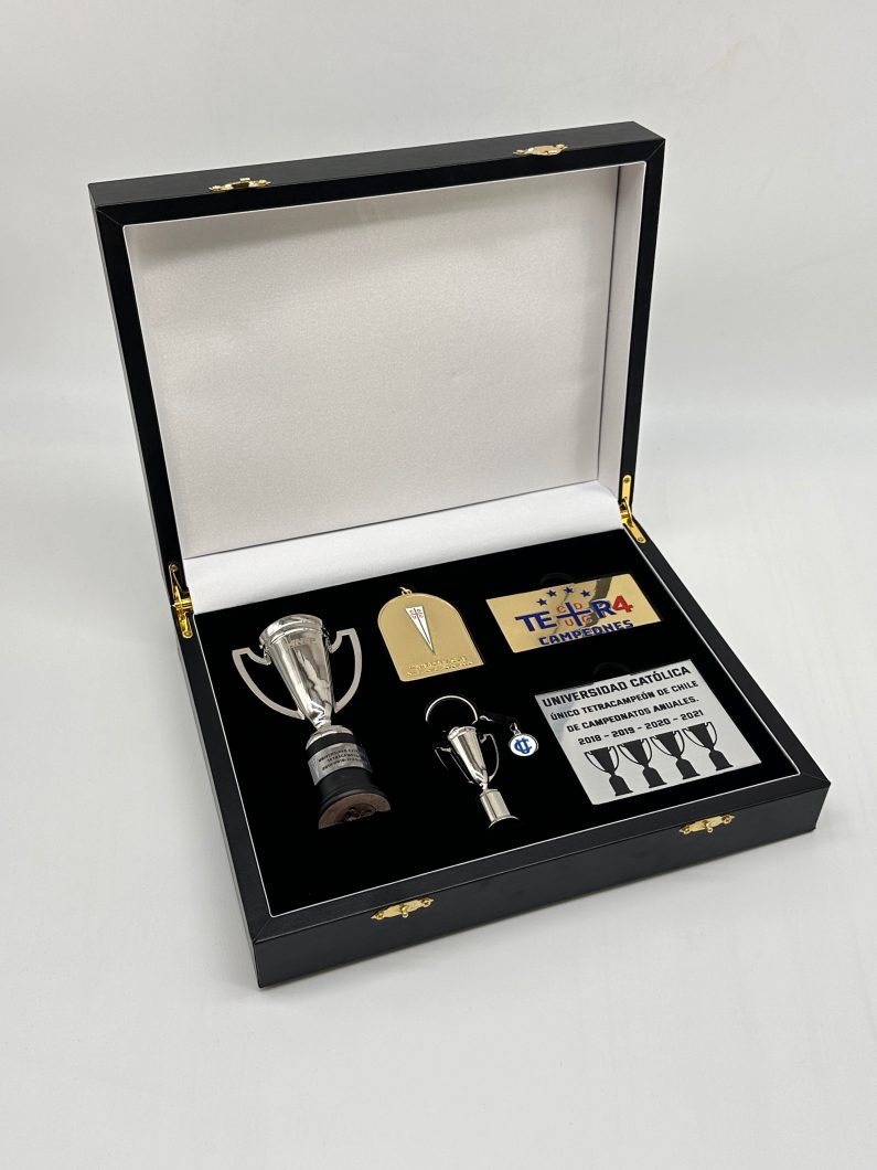Kit Premium Tetracampeonato Universidad Cat??lica 2018-2021
