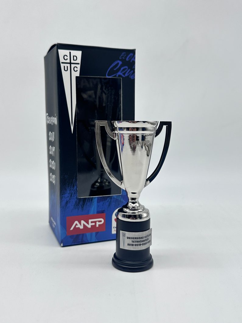 R??plica Copa Plan Vital Universidad Cat??lica 12 cms