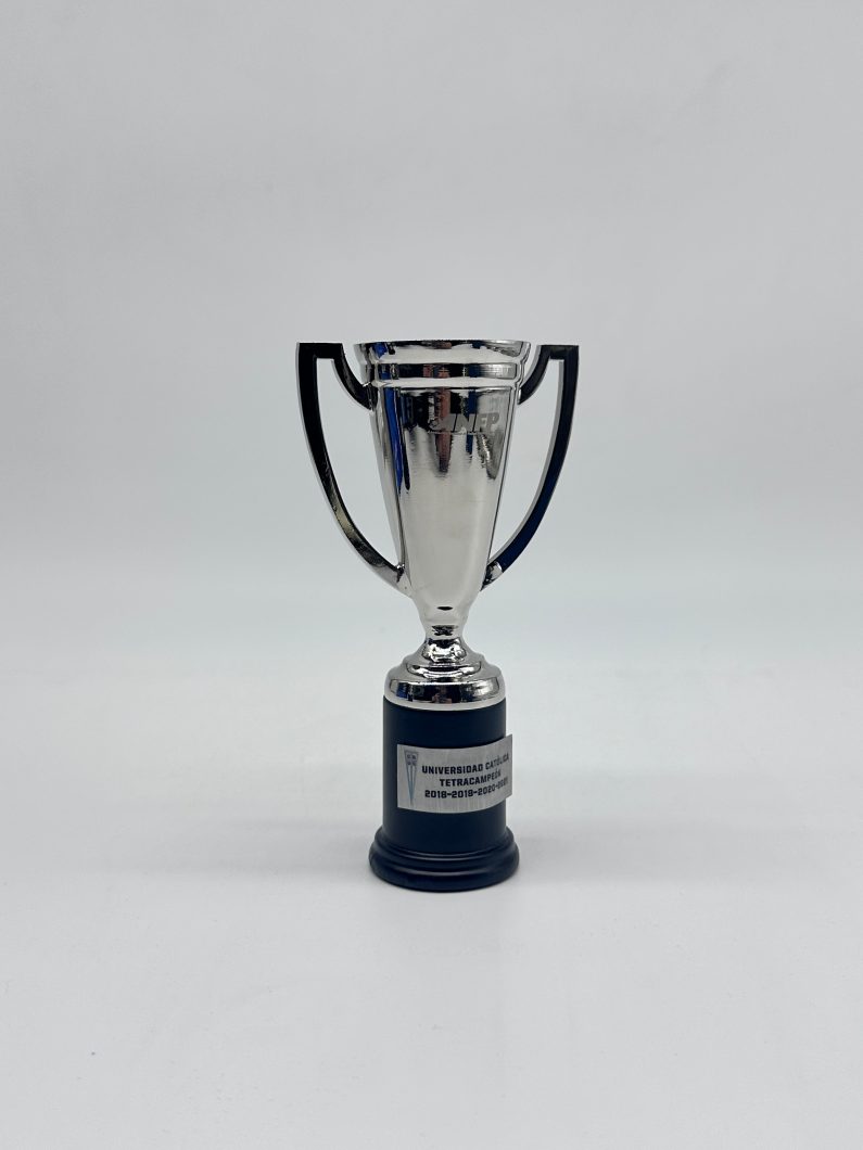 R??plica Copa Plan Vital Universidad Cat??lica 12 cms