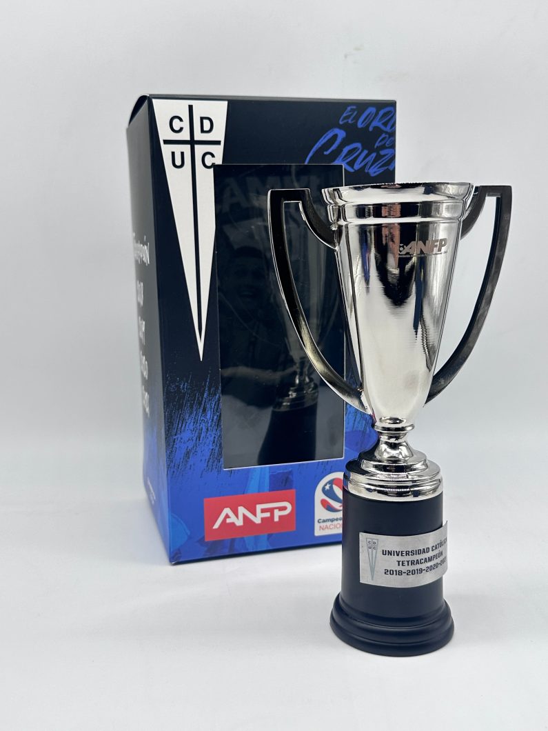 R??plica Copa Plan Vital Universidad Cat??lica 20 cms