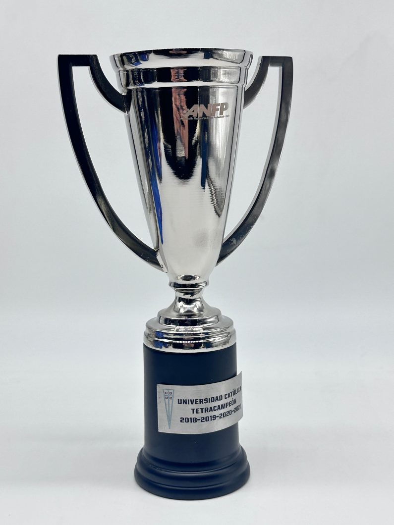 R??plica Copa Plan Vital Universidad Cat??lica 20 cms